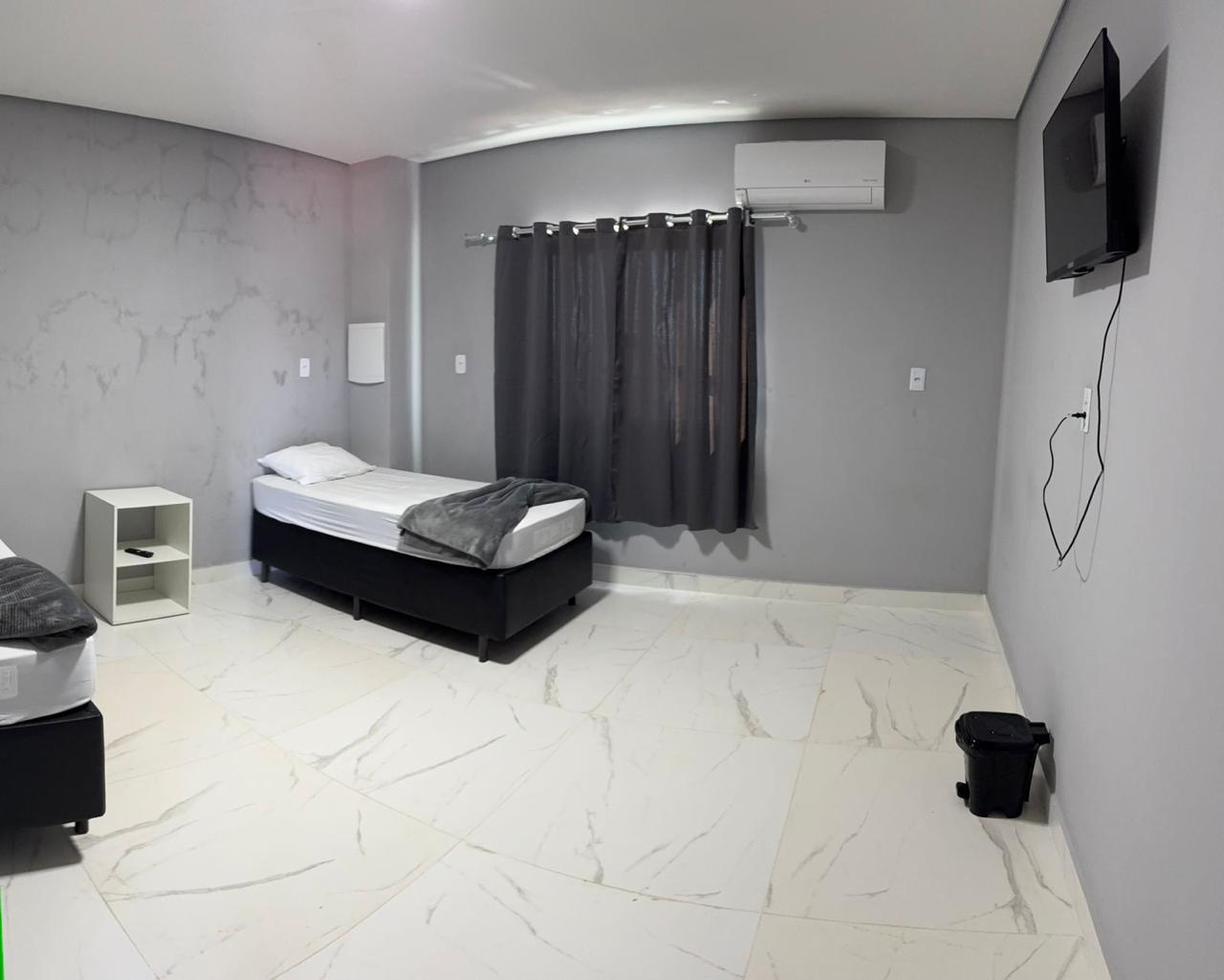 Quarto individual iluminado e minimalista