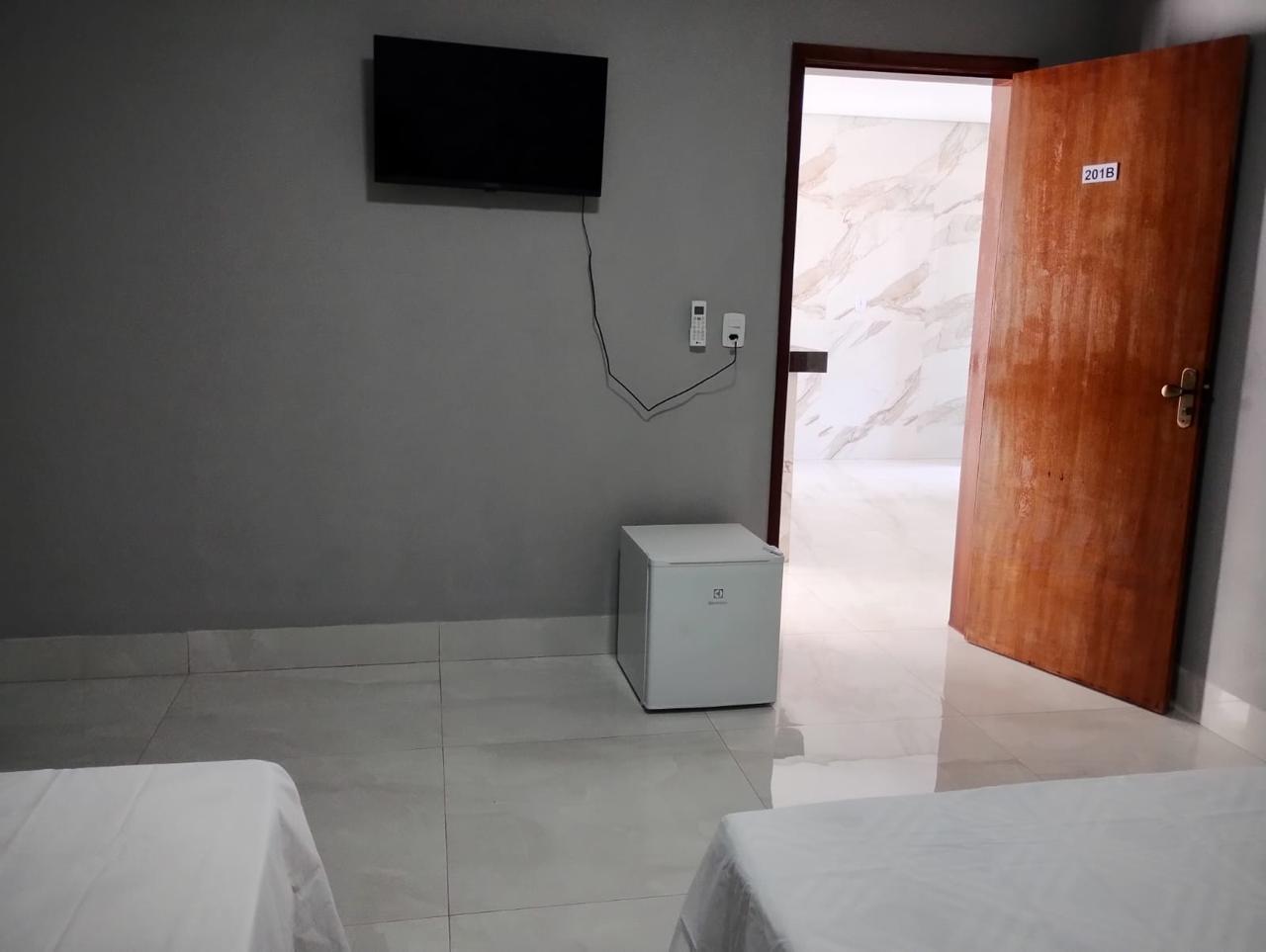 Detalhe do quarto: TV, frigobar e entrada