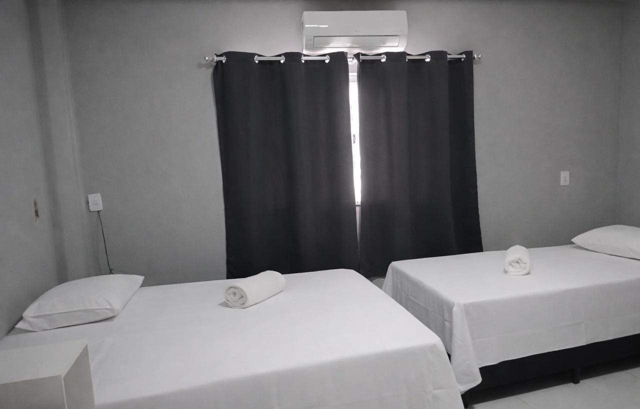 Quarto com camas de solteiro e cortinas blackout